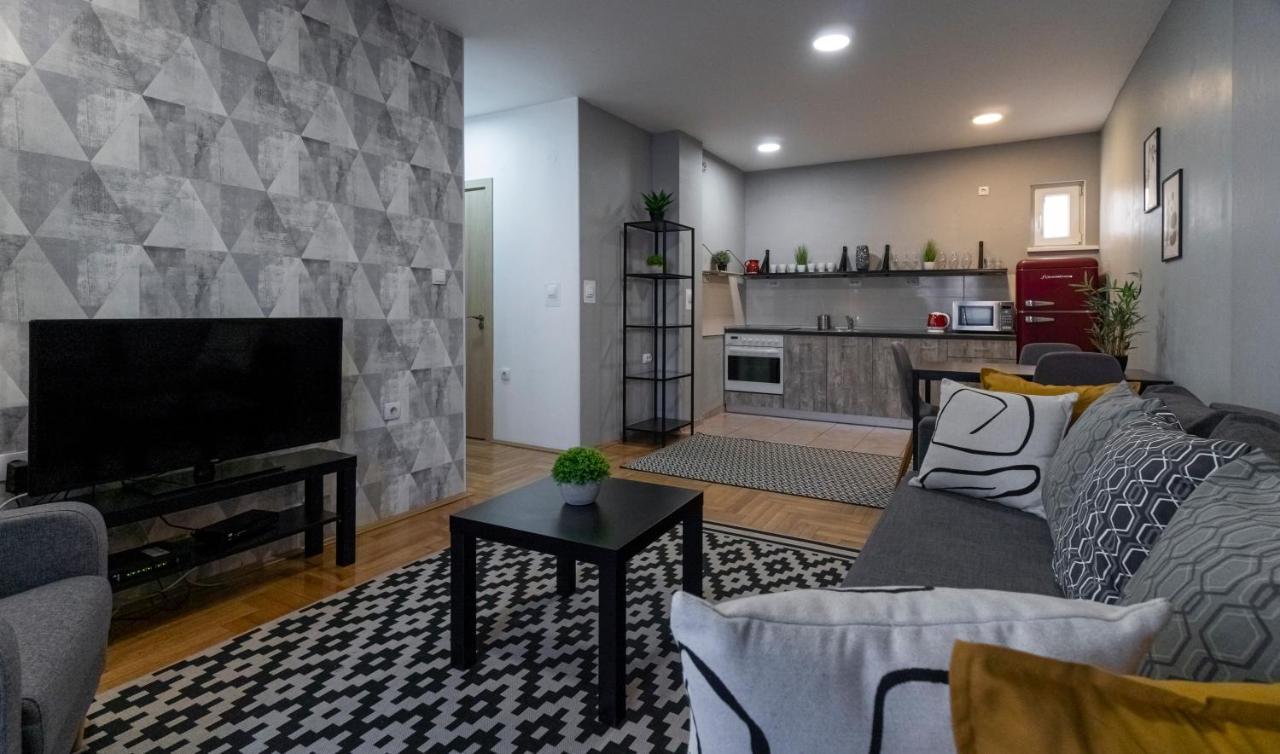 Central Fenix Apartment - Free Private Parking-Fast Wi-Fi Нови-Сад Экстерьер фото